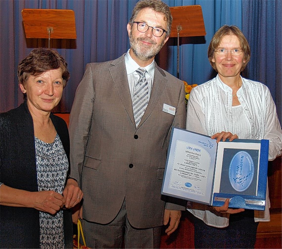 Ute Döring (li.) überreicht das Qualitätssiegel des Nikodemuswerkes an den Geschäftsführer des Johanneshauses Thomas Kirst und Qualitätskoordinatorin Elke Klinge. Foto: Filitz