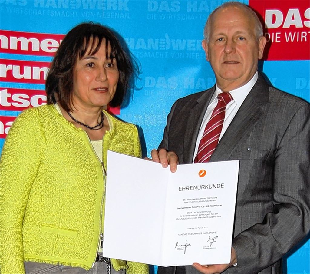 Ute Fleig nimmt die Urkunde als Lohn für das Engagement der Firma Heinzelmann entgegen.