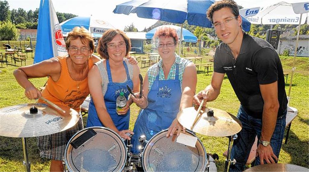 Ute Goll, Susanne Bellon, Marion Glöckner und Martin Speer (v.li.) erwarten am Nachmittag die ersten Gäste zum Barbecue.