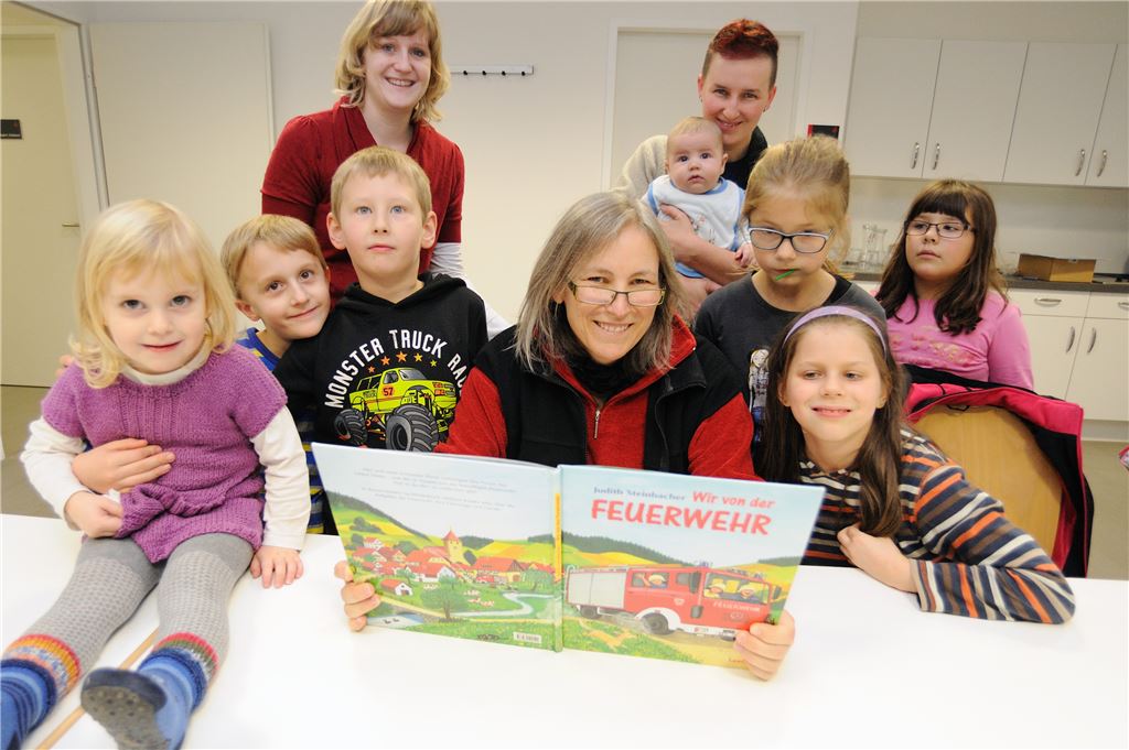 Ute Haas liest bei einer Vorlesestunde spannende Feuerwehrgeschichten vor.  Foto: Fotomoment