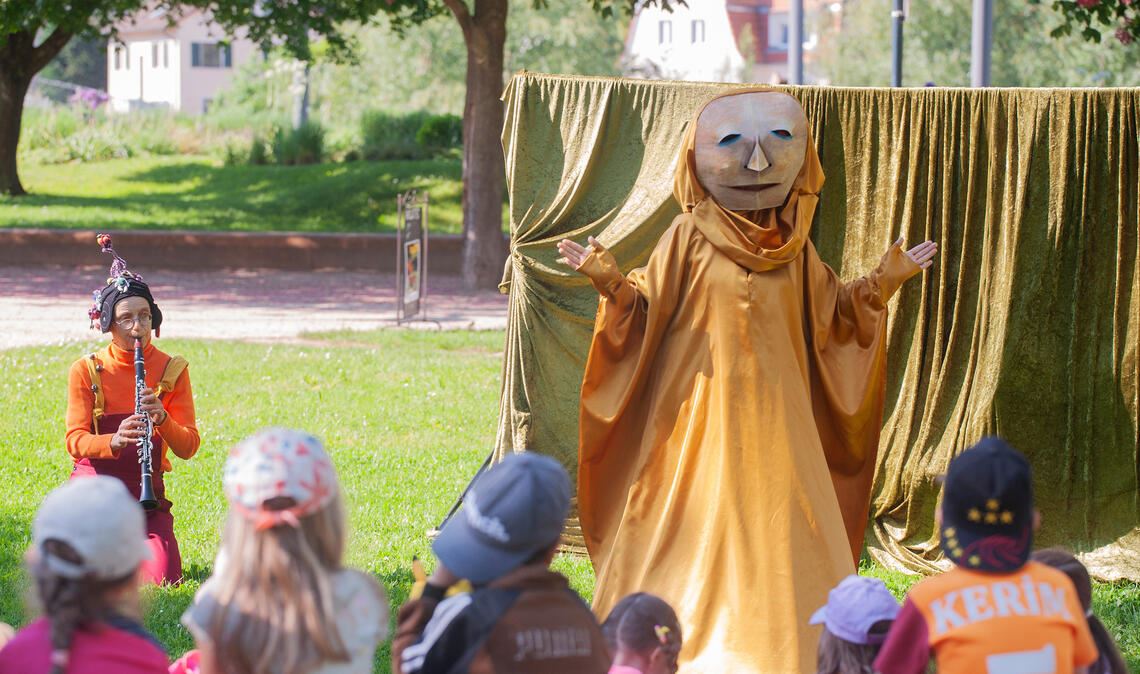 „Waldfee“ tritt beim Aktionstag auf Ute Münch (li.) und Silke Karl von „Kultur aus der Scheune e. V.“ gestalten den Kinder-Kunst-Tag in Mühlacker. Foto: Fotomoment