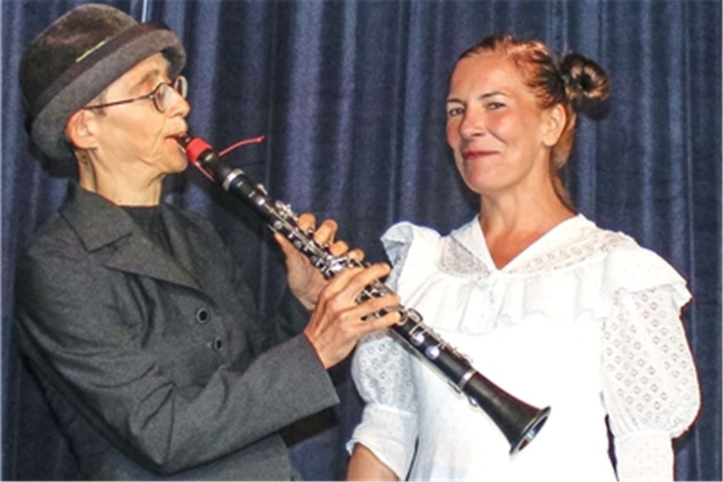 Ute Münch und Susanne Lehmann präsentieren Gedichte von Morgenstern. Foto: Gießler