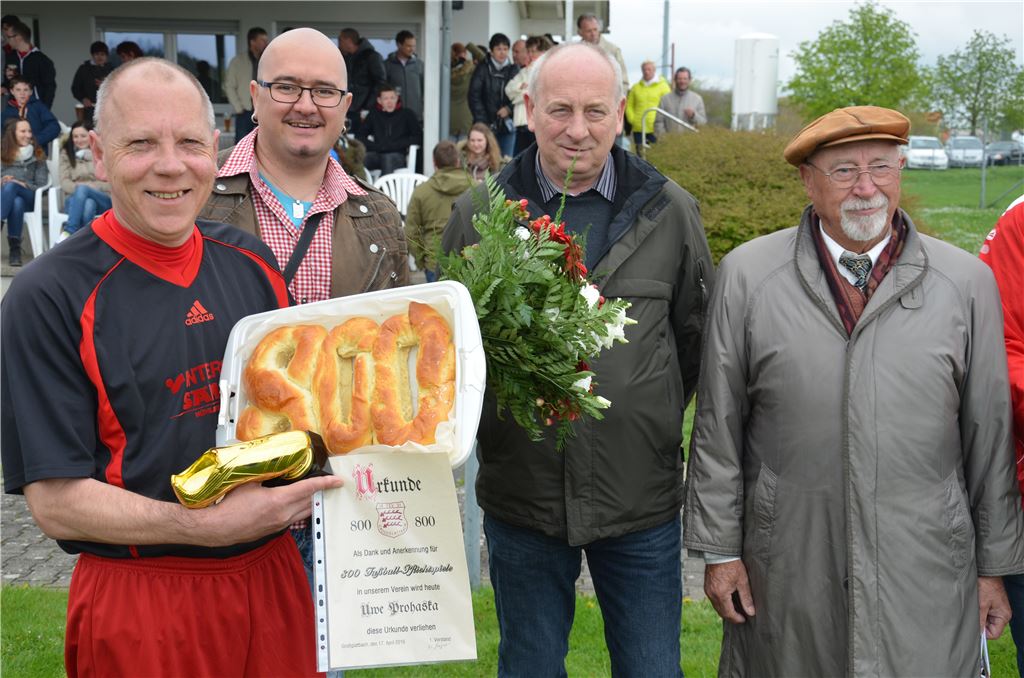 Uwa Prohaska (li.) wird vor seinem 800. Pflichtspiel für den TSV Großglattbach von der Vereinsspitze geehrt.  Foto: Bischoff-Krappel