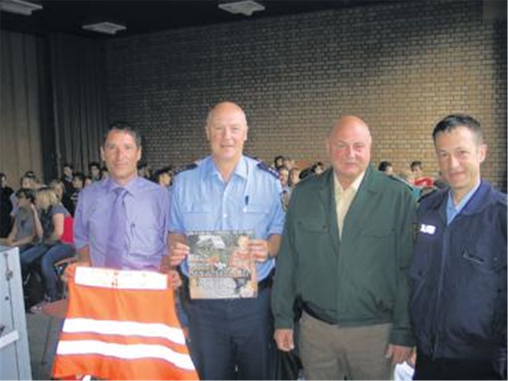 Uwe Geiger (Deutsche Bahn), Präventionsbeauftragter Walter Reiß, Manfred Beyle (Polizei Illingen) und Bernd Herlan, Pressesprecher der Bundespolizeiinspektion Karlsruhe (v. li.)
Foto: Becker