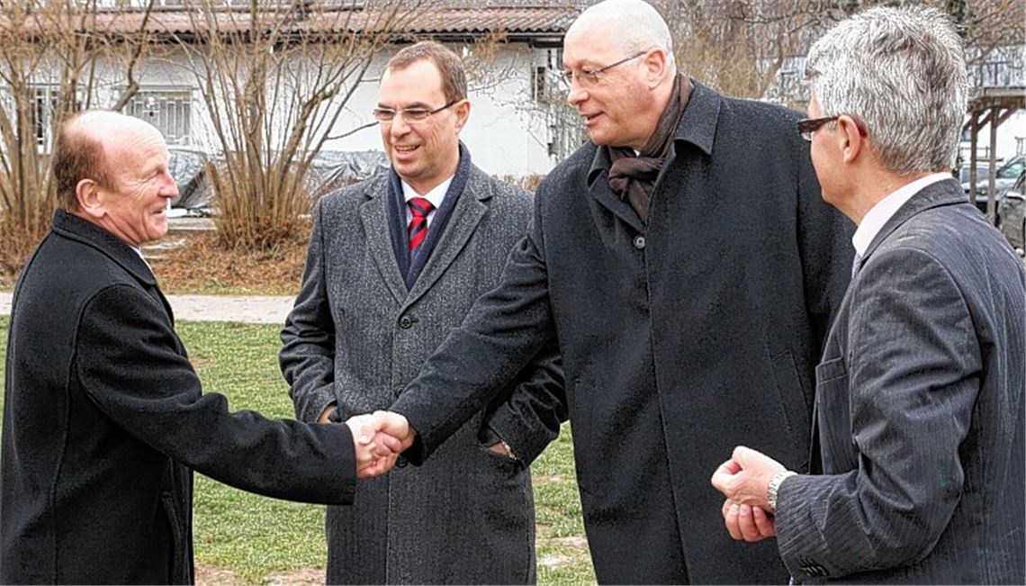 Uwe Hück (2.v.re.) macht sich bei Phönix Lomersheim selbst ein Bild vom Zustand des Trainingsgeländes. Die Vereinsvorstände Ulrich Rümmelin (li.) und Karlheinz Mannhardt sowie Oberbürgermeister Frank Schneider begrüßen den Betriebsratsvorsitzenden und stellvertretenden Aufsichtsratsvorsitzenden der Porsche AG, der selbst in Mühlacker wohnt. Foto: Eigner