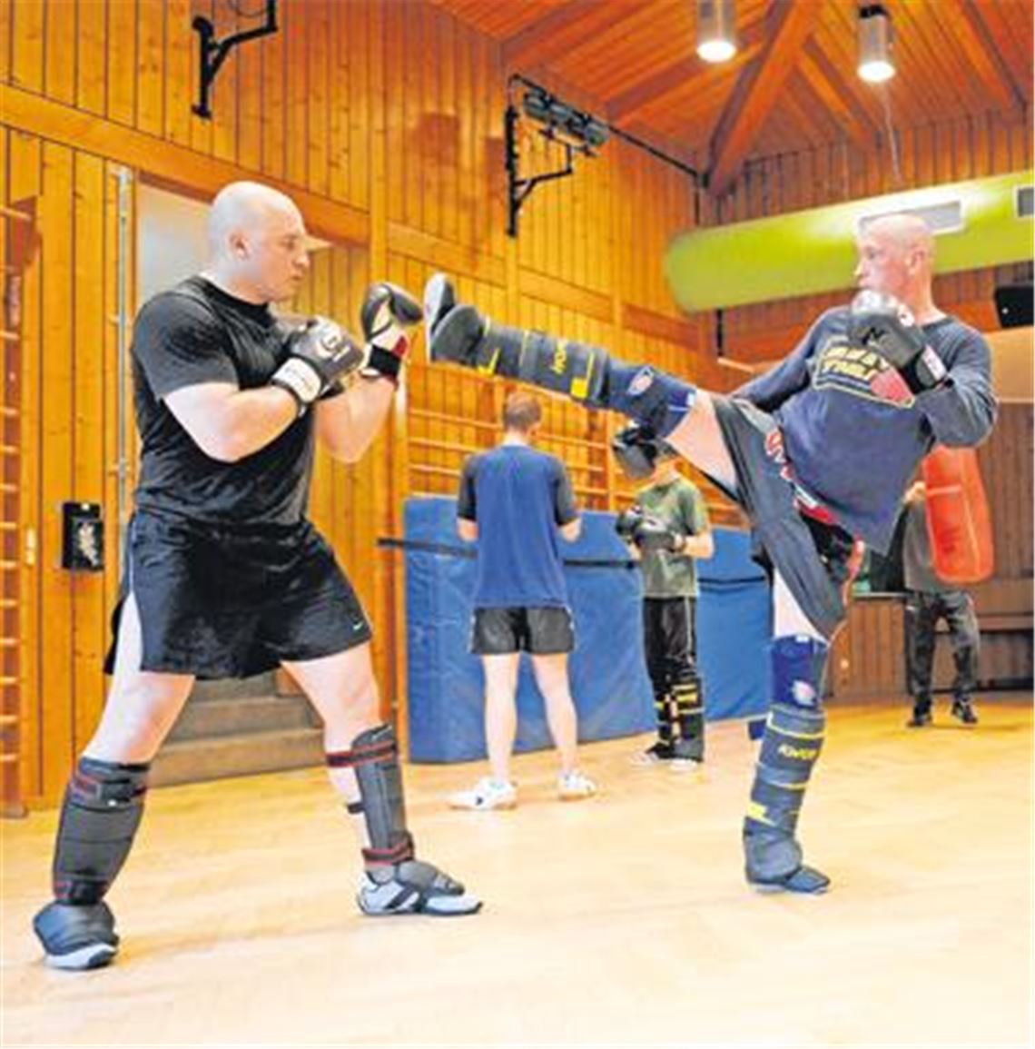 Uwe Hück (re.) will in Mühlacker mit schlagkräftigen Argumenten das Publikum überzeugen. Foto: privat