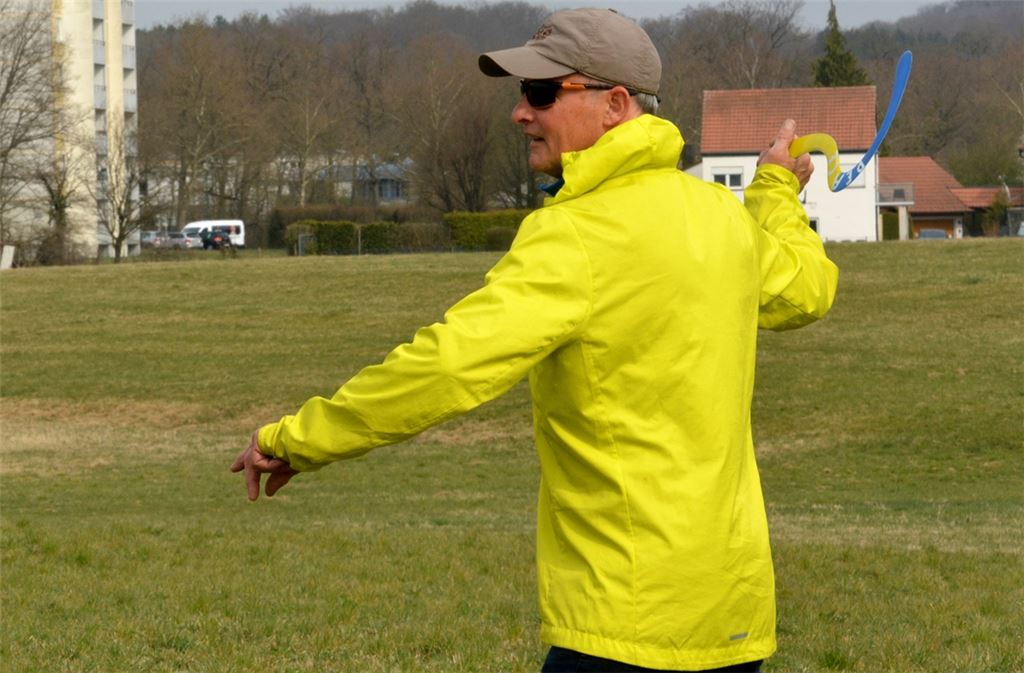 Uwe Kitzberger betreibt seit über 30 Jahren Sport mit dem Bumerang. Fotos: Stahlfeld