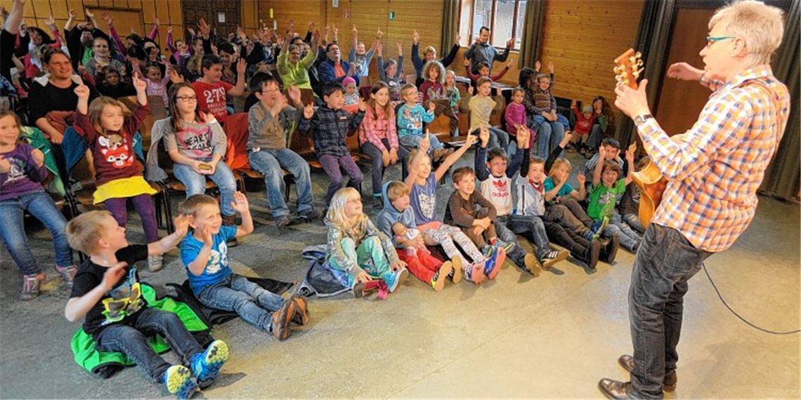 Uwe Lal unterhält die Kinder im Bürgersaal in Sternenfels.