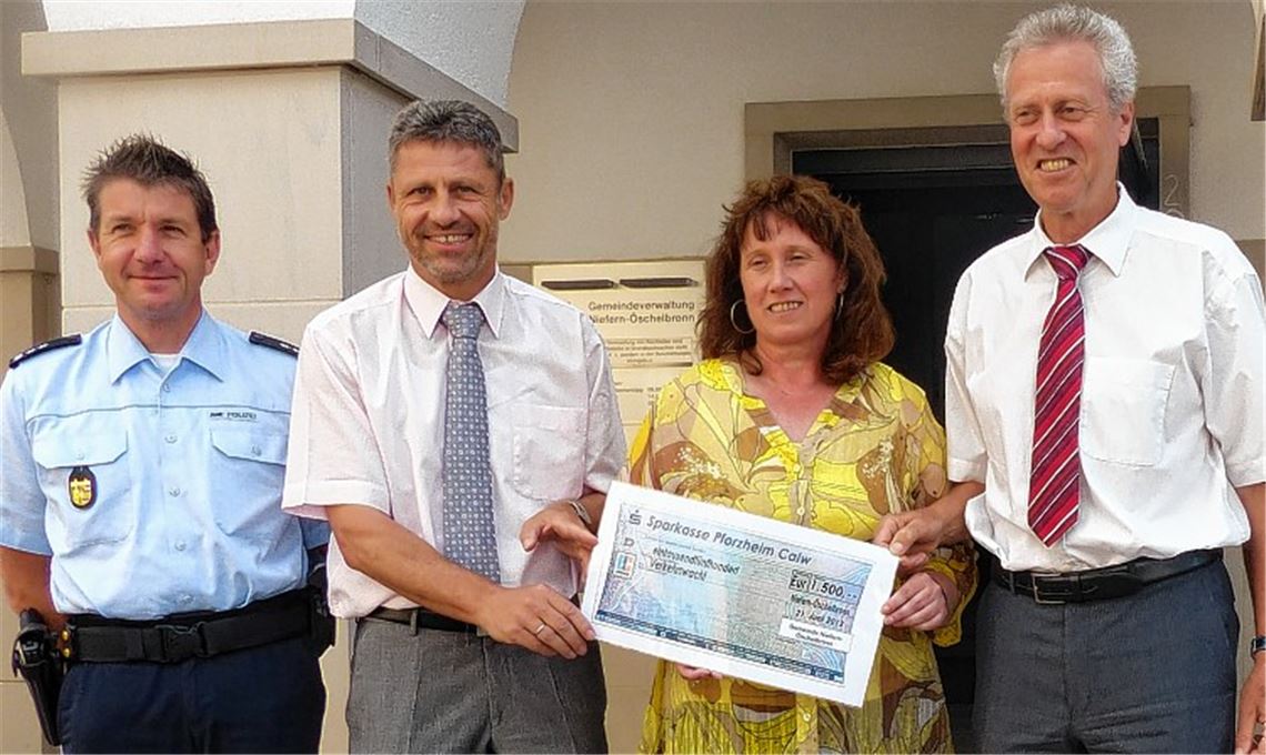 Uwe Mörgenthaler, Stefan Hammer, Daniela Vogel und Jürgen Kurz (v.li.) bei der Spendenübergabe.