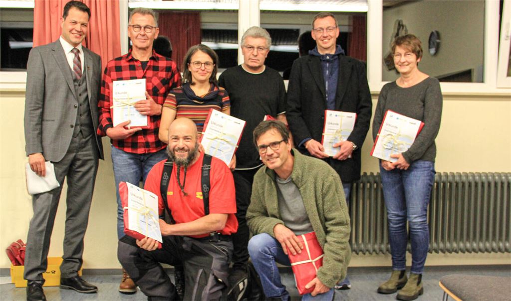 Uwe Schoppel (vorne li.) hat mit rund 2200 Kilometern den Rekord beim 21-tägigen Stadtradeln 2024 geschafft. Auf ihn folgen Armin Kurz (hinten li. neben Bürgermeister Treut) mit rund 1300 Kilometern und rechts neben ihm Johanna Glökler mit rund 880 Kilometern auf Platz drei. Die anderen Geehrten sind Teilnehmende des offenen Teams der Stadt Maulbronn. Foto: Stadt Maulbronn