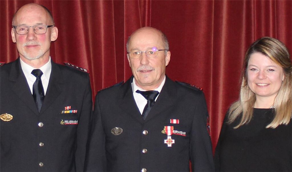 Uwe Wolf (Mitte) wird im Beisein von Kommandant Klaus Riekert und Bürgermeisterin Antonia Walch für 40 Jahre Feuerwehrdienst geehrt. Foto: Gießler