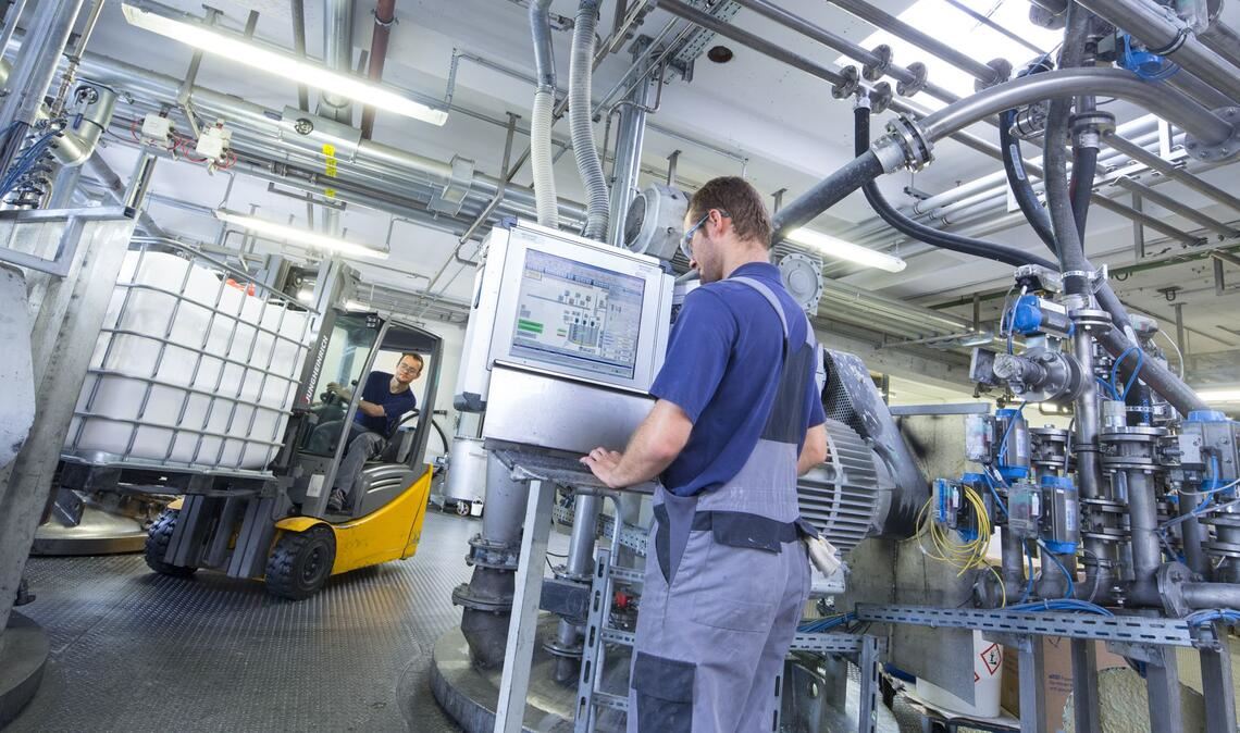 Uzin Utz ist ein börsennotiertes Familienunternehmen mit Sitz im Ulmer Industriegebiet Donautal.