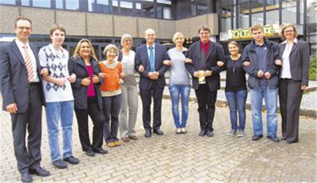 V. li. Stefan Mamat, Patrick Frühwirt, Elternbeiratsmitglied Selma Özer, Elternbeiratsvorsitzende Stefanie Seemann, Dr. Gudrun Koschmieder, Schulleiter Thomas Mühlbayer, Hanna Körber (SMV), Jürgen Gorenflo, Michèle Roux (SMV), Dennis Dertli (SMV) und Anette Leitner. Foto: Filitz