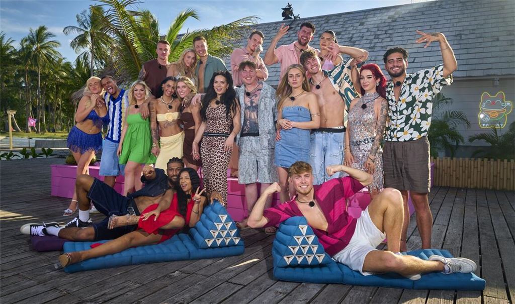 V. o. l.: Xander, Beverly, Olli, Rob, Nico, Nelly, Antonia, Kevin, Elli, Joanna, Sandra Janina, Henna, Jonny, Viki, Lennert, Ariel, Sidar, Calvin O., Hati und Calvin S.