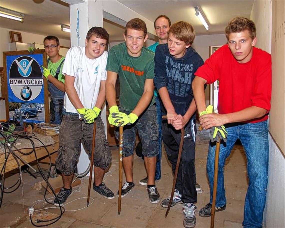 V8-Tempo ist leider nicht machbar, sonst gehen alle noch vor der Einweihung des künftigen Wiernsheimer Jugend-Quartiers am Stock. V. li.: Kevin Braun, Kevin Müller, Lukas Grinder, Maurice Wandel und Joshua Strasser. Hinten: Jugendpfleger Benjamin Denk. 