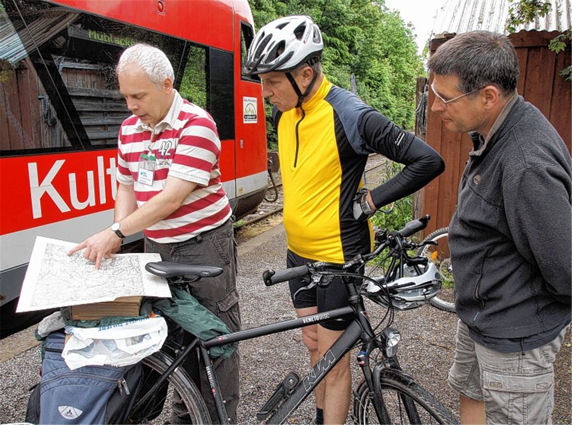 VCD-Landeschef Matthias Lieb (li.) lotst die Teilnehmer einer Radtour auf die Spuren nie realisierter Bahnprojekte. Foto: Appich