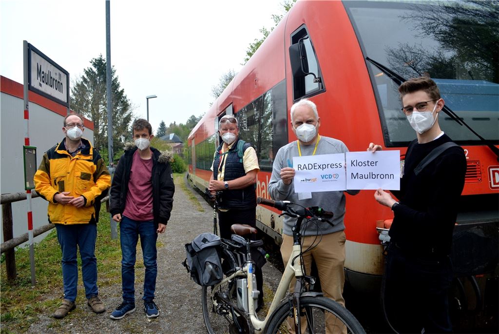 VCD-Landesvorsitzender Matthias Lieb (2. v. re.) und Zugbegleiter Marlon Frommer (re.) begrüßen die ersten Fahrgäste im „Radexpress Kloster Maulbronn“.Stahlfeld