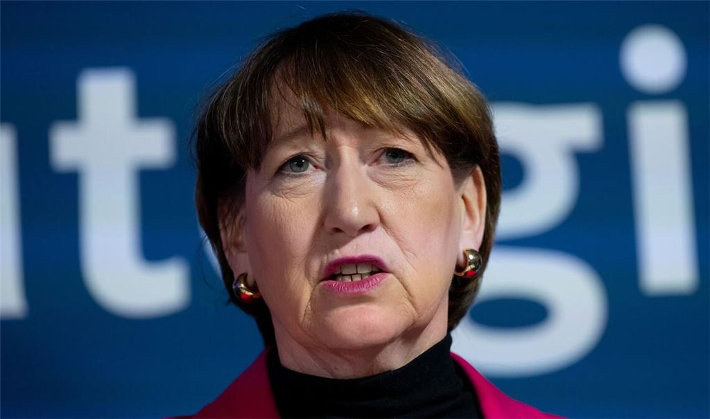 VDA-Chefin Hildegard Müller warnt vor weiteren Stellenverlagerungen der Autoindustrie ins Ausland. (Archivbild)