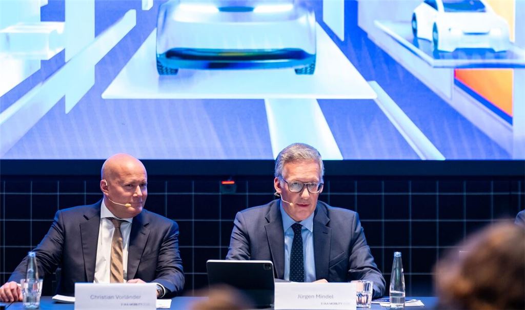VDA-Geschäftsführer Jürgen Mindel (rechts) und der Rechtsanwalt Christian Vorländer (links) als Vertreter der Messe MÜnchen präsentieren das Konzept der bevorstehenden Automesse IAA. Die bedrängten deutschen Hersteller wollen ein "Signal der Zuversicht" senden.