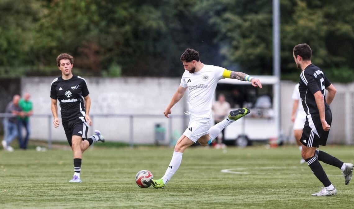 VFBOEZ-Kapitän Okan Turp zieht einfach mal ab – und trifft zum 3:2‑Endstand. 