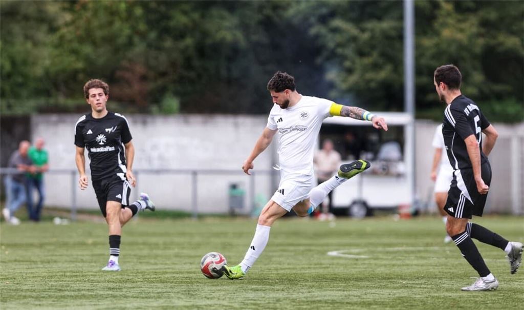 VFBOEZ-Kapitän Okan Turp zieht einfach mal ab – und trifft zum 3:2‑Endstand. 