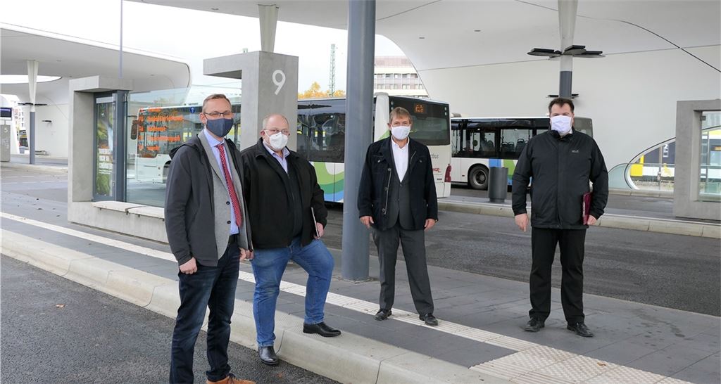 VPE setzt Maskenpflicht im Nahverkehr durch. Auf Einsicht bei den Fahrgästen hoffen (v. li.) die Busunternehmer Philippe Düsel und Jim Engel sowie Axel Hofsäß und Bernd Zechiel vom VPE. Foto: Peche