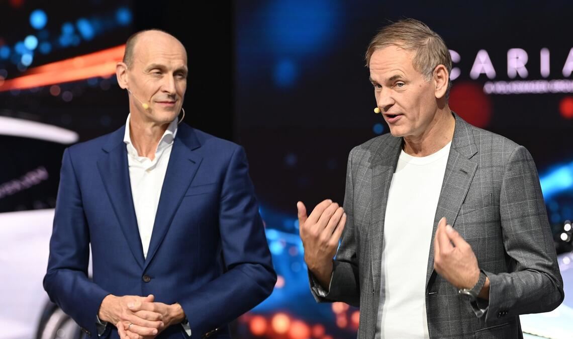 VW-Konzernchef Blume (r) sieht in der Strategie für China einen VW-eigenen Fünfjahresplan.