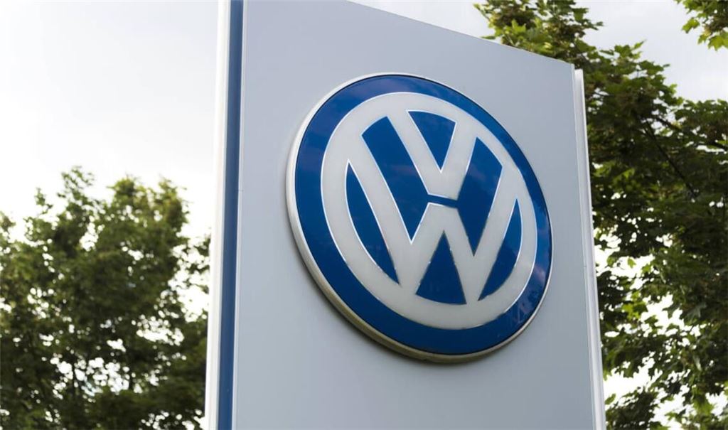 VW-Logo am Volkswagen Zentrum Nürnberg-Marienberg.