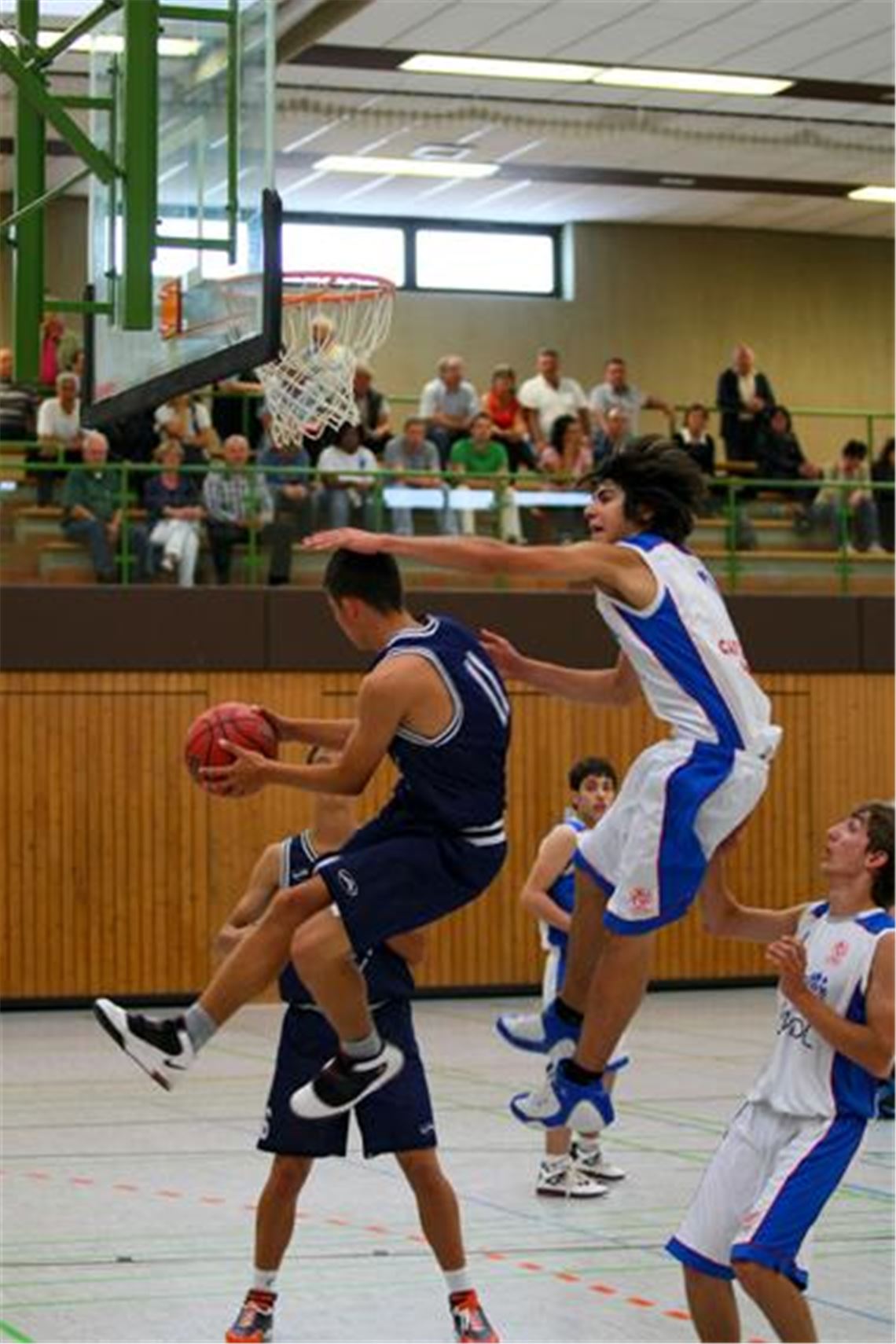 Vaihingens Tobias Weber (li.) schnappt sich vor Mattia Canovi einen Rebound und spielt direkt auf Daniel Schelling (hinten) ab. Foto: Simecek