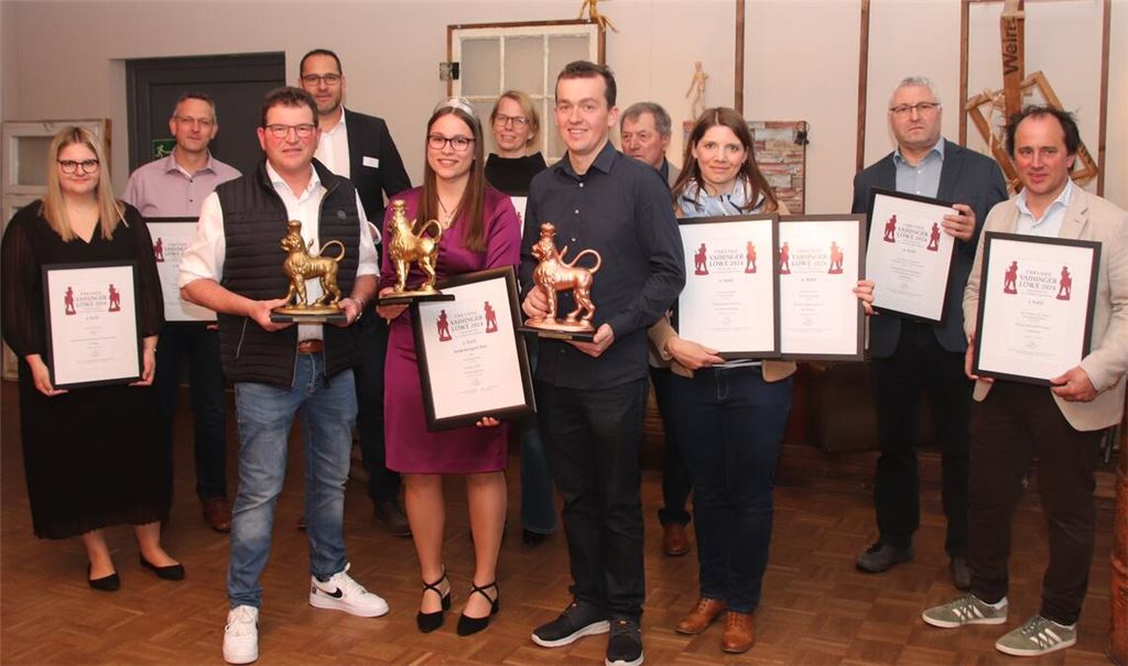 Vaihingens Weinkönigin Maike Schillinger mit den Preisträgern, rechts Robin Wagner für Rosé trocken, links Rainer Wachtstetter für Lemberger Rotwein. Foto: Arning