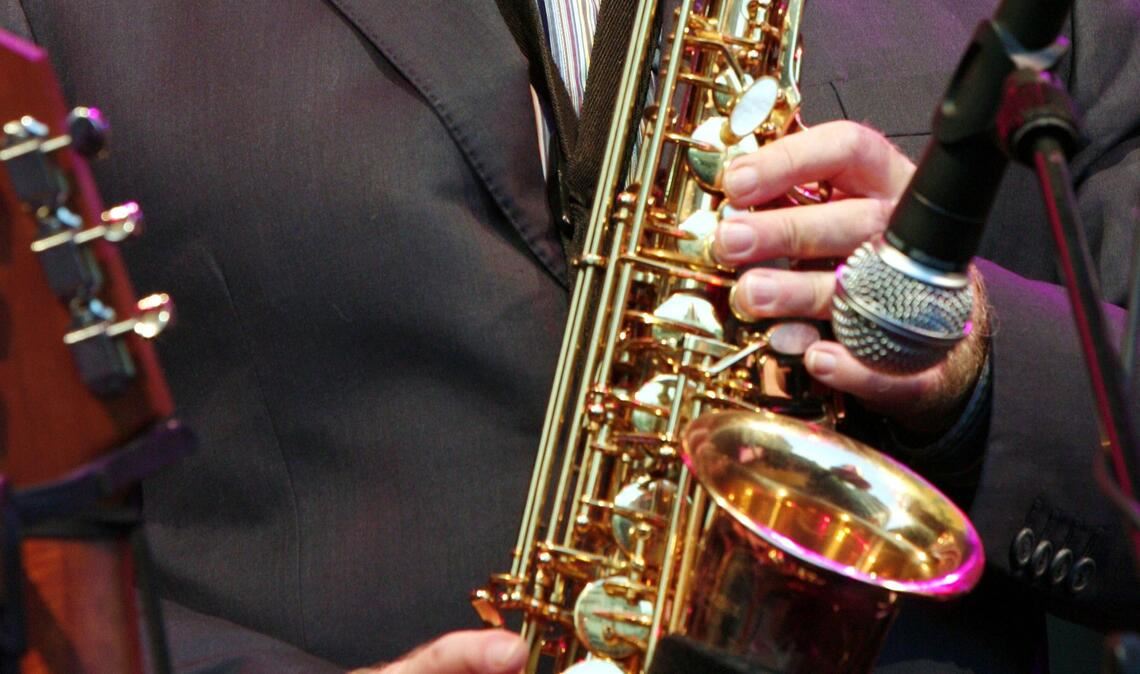 Sänger Van Morrison wird 80 und macht sein eigenes Ding Van Morrison ist auch ein versierter Saxofonist - hier bei einem Konzert in Freiburg 2007. (Archivbild)