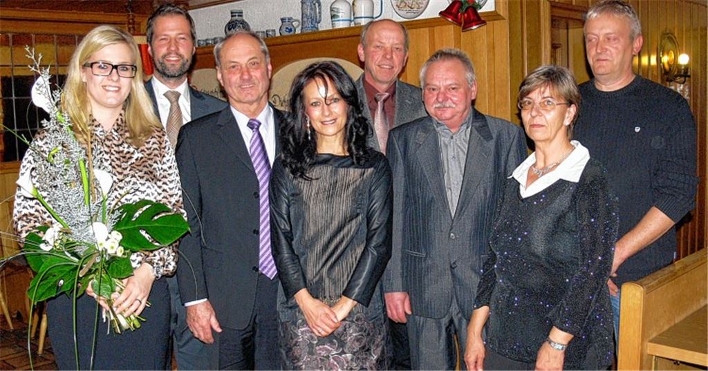 Vanessa Seidel, Marc Seidel und Peter Seidel von der Geschäftsleitung der Firma Geissel GmbH mit den ausgezeichneten Mitarbeitern (v.li.). Foto: Garhöfer