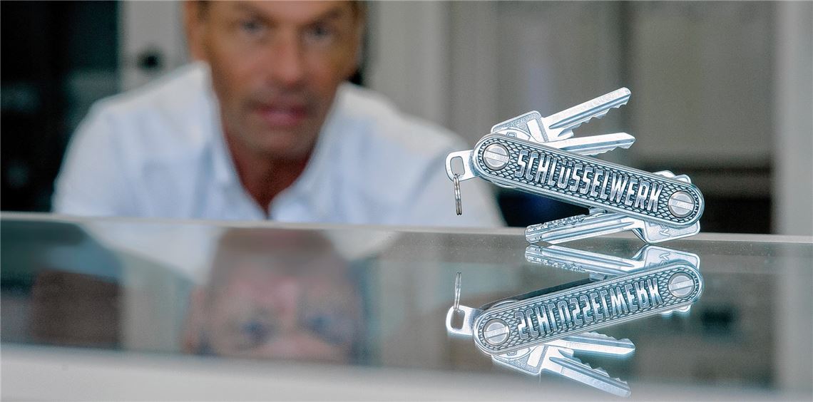 Variata-Chef Thomas Boger zeigt das neue Produkt „Schlüsselwerk“, das zum Preis von 29,75 Euro zu haben ist und – mit Erweiterungsoptionen – bis zu zehn Schlüssel verstauen kann.Fotomoment