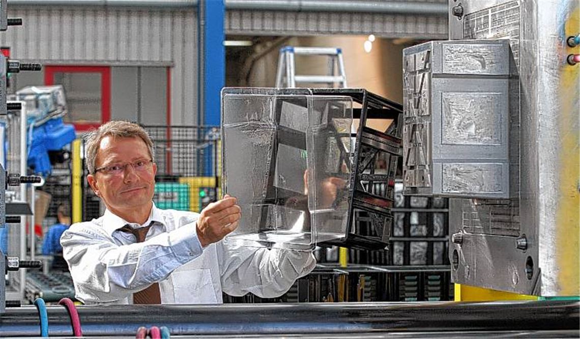 Varioplast-Geschäftsführer Michael Däbritz mit der Varioboxx – einer der zahlreichen Entwicklungen des Ötisheimer Unternehmens, das in manchen Dingen mutig gegen den Strom schwimmt. 