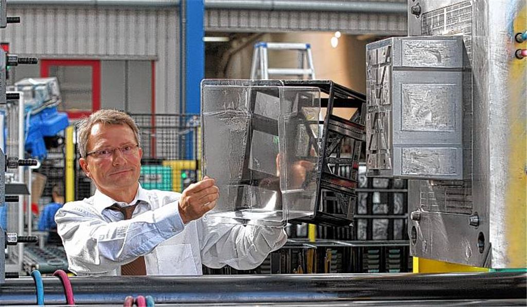 Varioplast-Geschäftsführer Michael Däbritz mit der Varioboxx – einer der zahlreichen Entwicklungen des Ötisheimer Unternehmens, das in manchen Dingen mutig gegen den Strom schwimmt. 