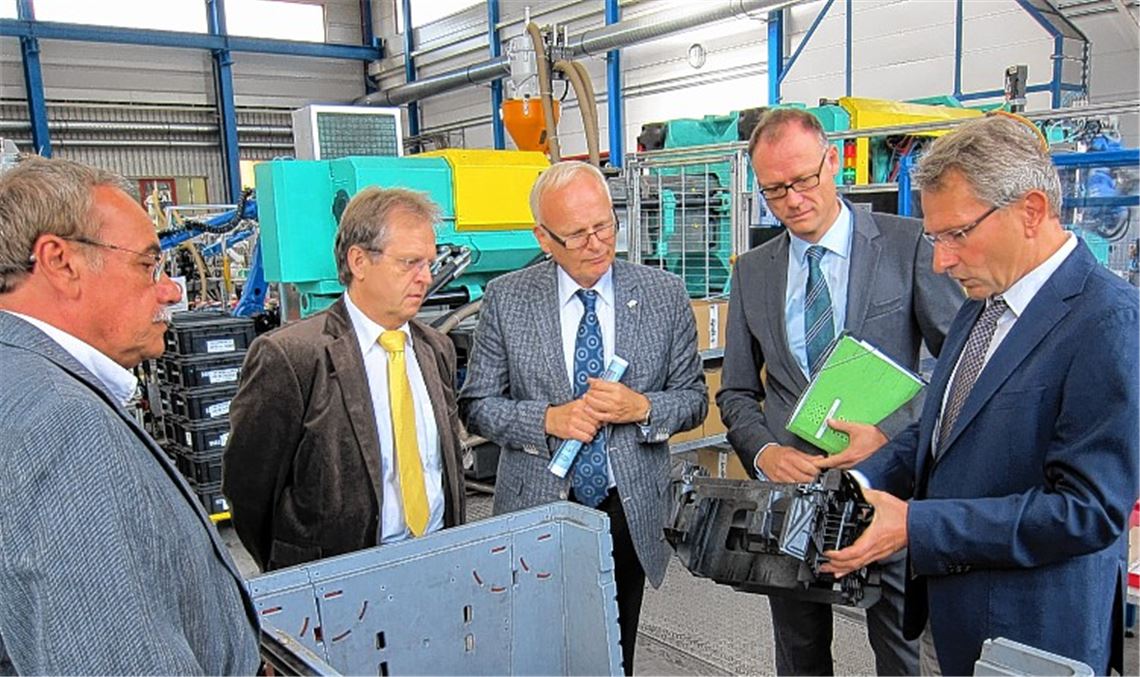 Varioplast-Geschäftsführer Michael Däbritz (re.) erklärt den Besuchern (v. li.) Kreisrat Rolf Leo, Bürgermeister Werner Henle, Landrat Karl Röckinger und Steffen Schoch von der WFG, das aufwendige Kunststoff-Herstellungsverfahren.