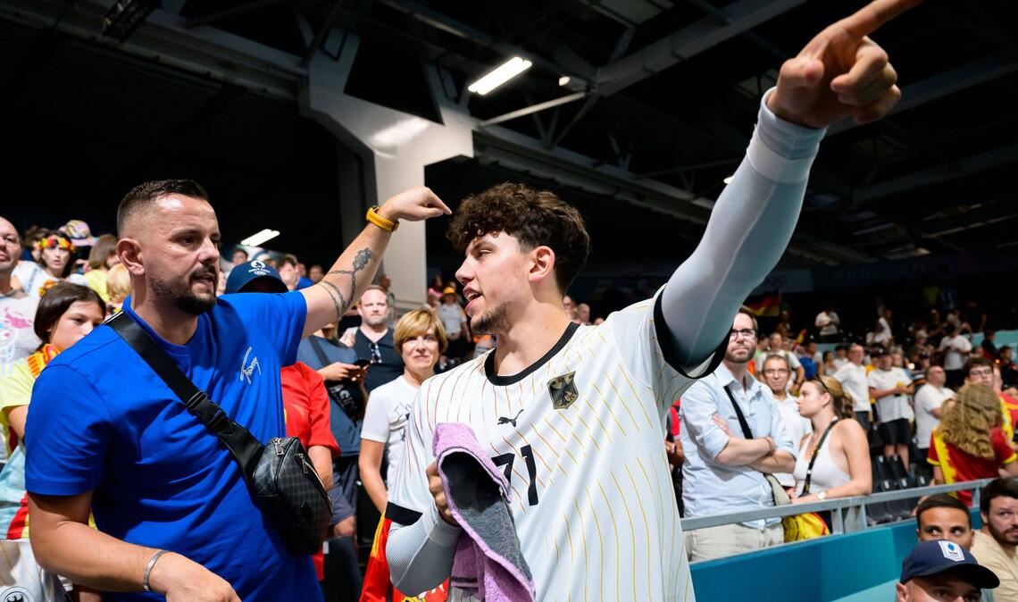 Vater-Sohn-Austausch: Danijel (li.) und Marko Grgic nach dem  Vorrundenspiel der deutschen Handballer gegen Spanien bei den Olympischen Spielen in Paris.