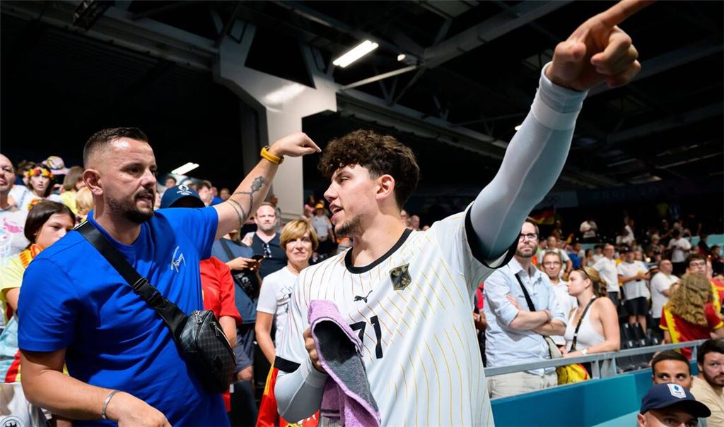 Vater-Sohn-Austausch: Danijel (li.) und Marko Grgic nach dem  Vorrundenspiel der deutschen Handballer gegen Spanien bei den Olympischen Spielen in Paris.
