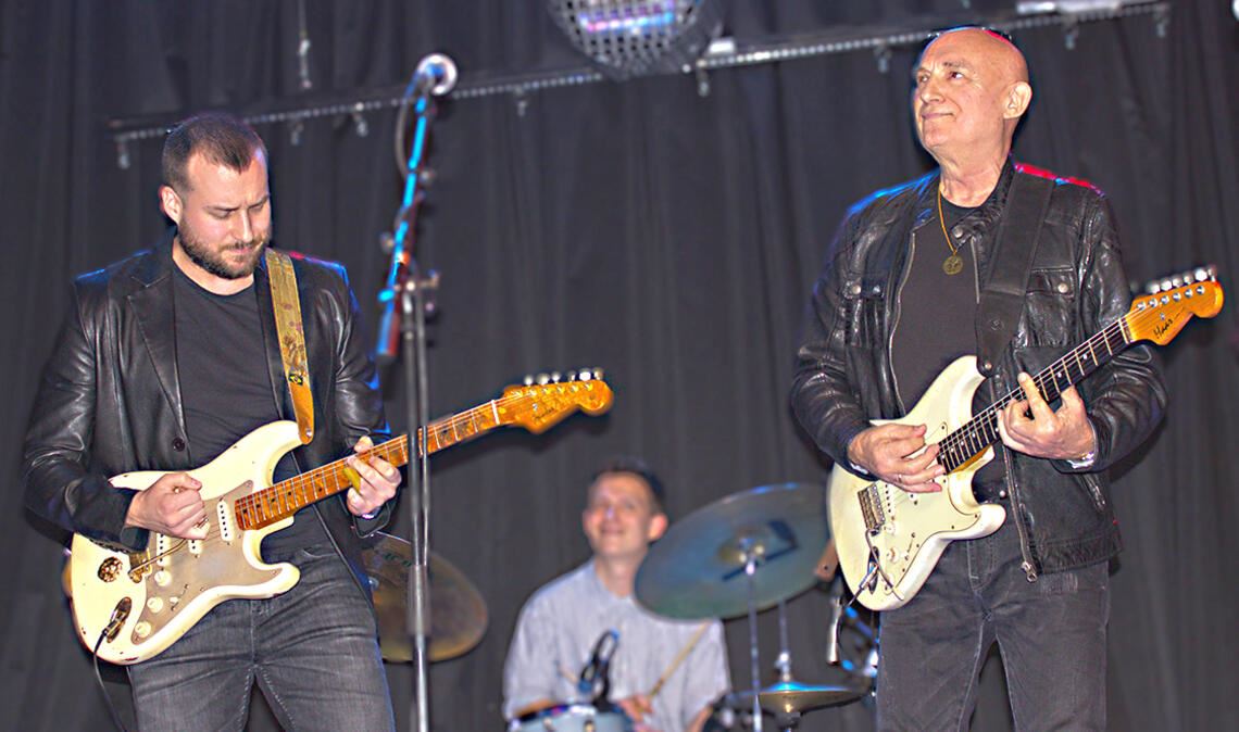 Vater und Sohn auf der Bühne. Foto: Gießler