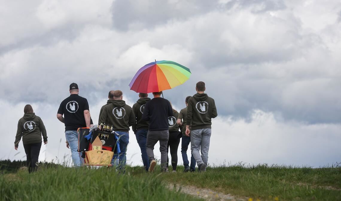 Vatertag in Datthausen: Gruppe mit Bollerwagen unterwegs