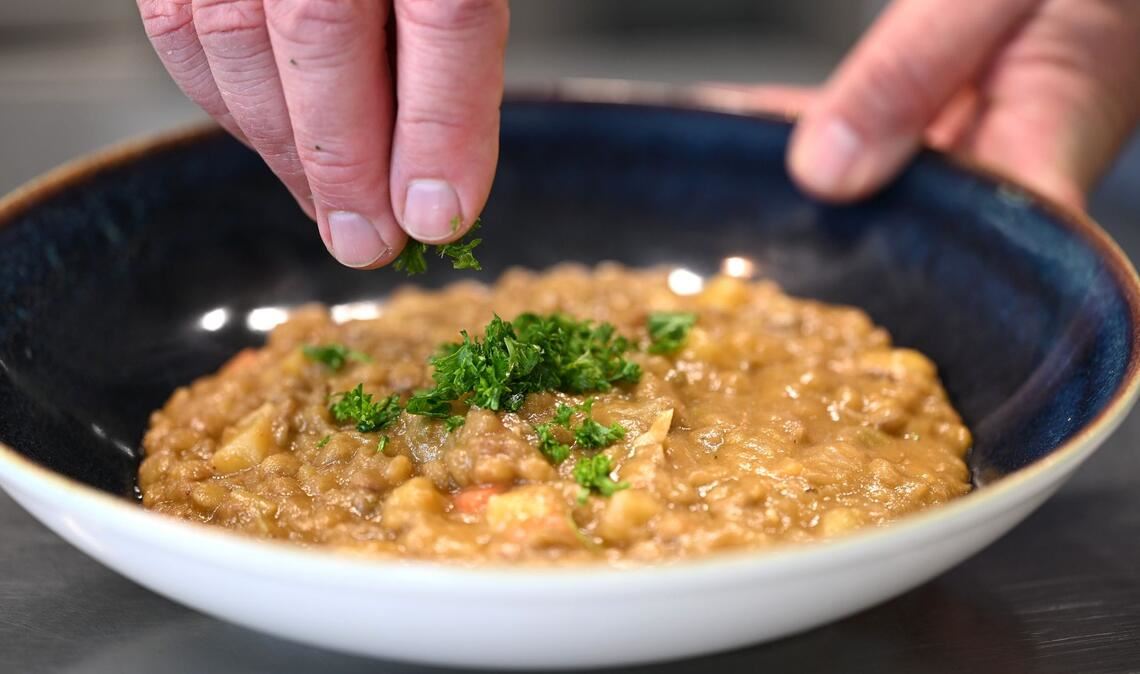 Vegetarische Linsensuppe im Betriebsrestaurant von Apetito - dieses Gericht wird oft in Kindergärten gegessen.
