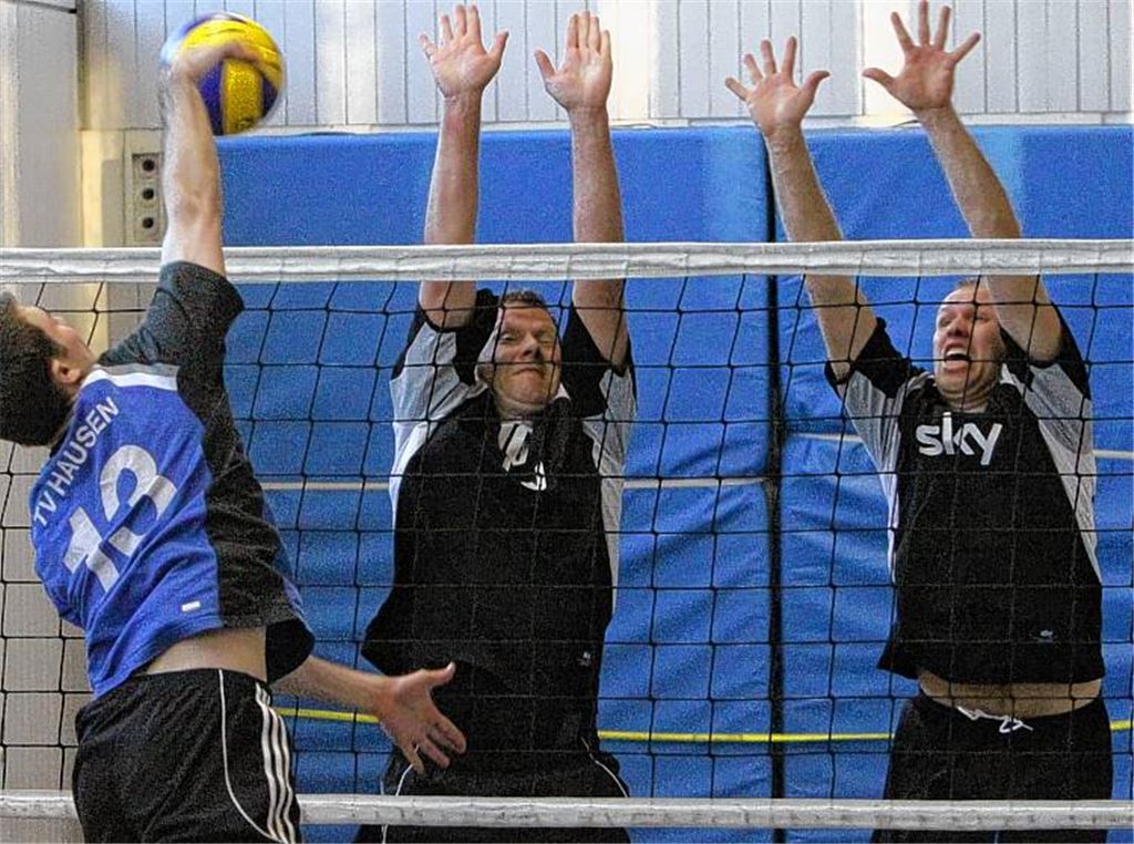 Veit Kibele (Mitte) und Carsten Maaßen (re.) strecken sich vergeblich. Der zweite Saisonsieg gelingt dem TSV Ölbronn beim gestrigen Heimauftritt weder im Kellerduell gegen die SG Hausen/Böckingen noch gegen den Spitzenreiter SG Backnang/Weissach im Tal. Foto: Eigner