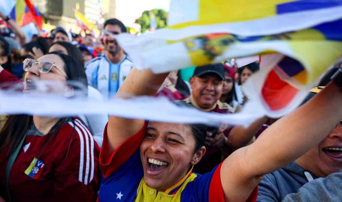 Venezolaner versammeln sich am Obelisken von Buenos Aires, um die US-Militäroperation in Venezuela zu feiern.