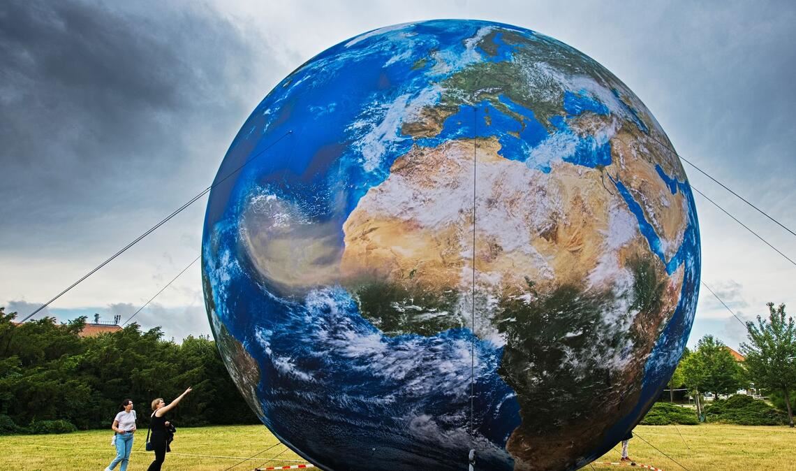 Veränderungen an der Erdoberfläche und in der Atmosphäre beeinflussen die Erdrotation. (Archivbild)