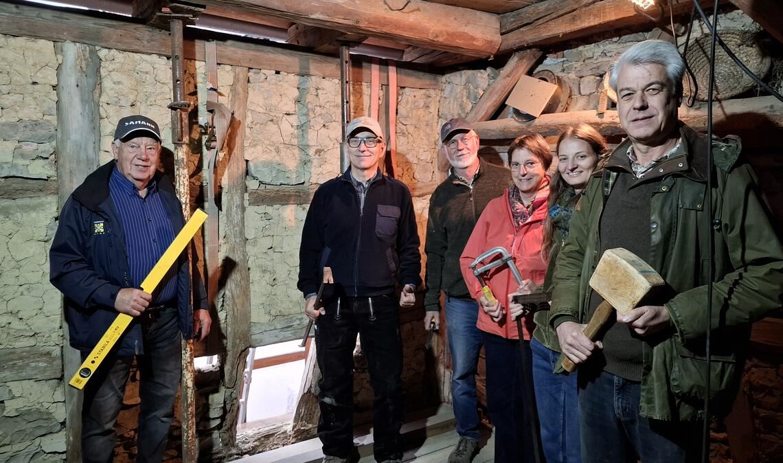 Veranstalter und Lehrmeister vor der maroden Scheunen-Fachwerkwand (v.li.): Kurt Haas, Jürgen Link, Peter und Margit Krüger, Frauke Schütz und Martin Ehlers. Foto: Weimper
