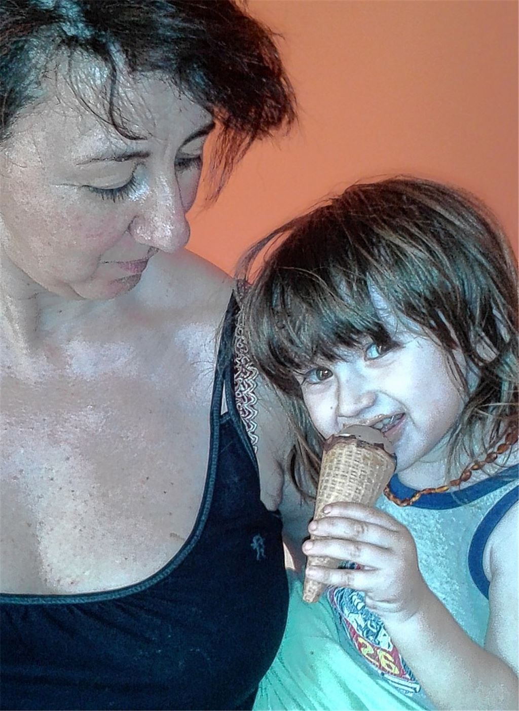 Veranstalterin Maria Isabel Montes-Tubio mit ihrem zweijährigen Sohn Adriano. 