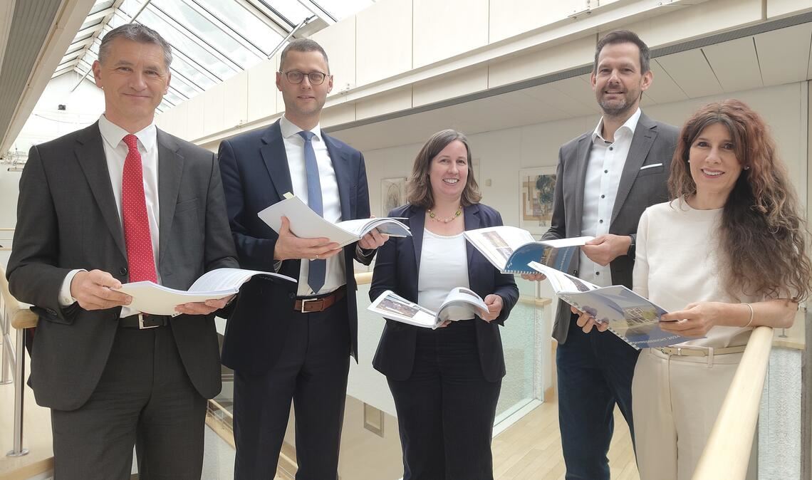 Verantworten gemeinsam die Aufgaben im Landratsamt: Landrat Bastian Rosenau (2.v.re.), Frank Stephan (v.li.), Holger Nickel, Dr. Hilde Neidhart und Katja Kreeb. Foto: Deeg
