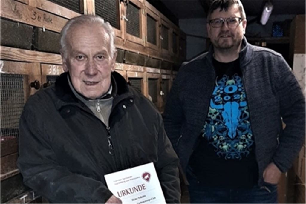 Verbandschef Huber verleiht an Heinz Scheible (li.) die goldene Ehrennadel.privat