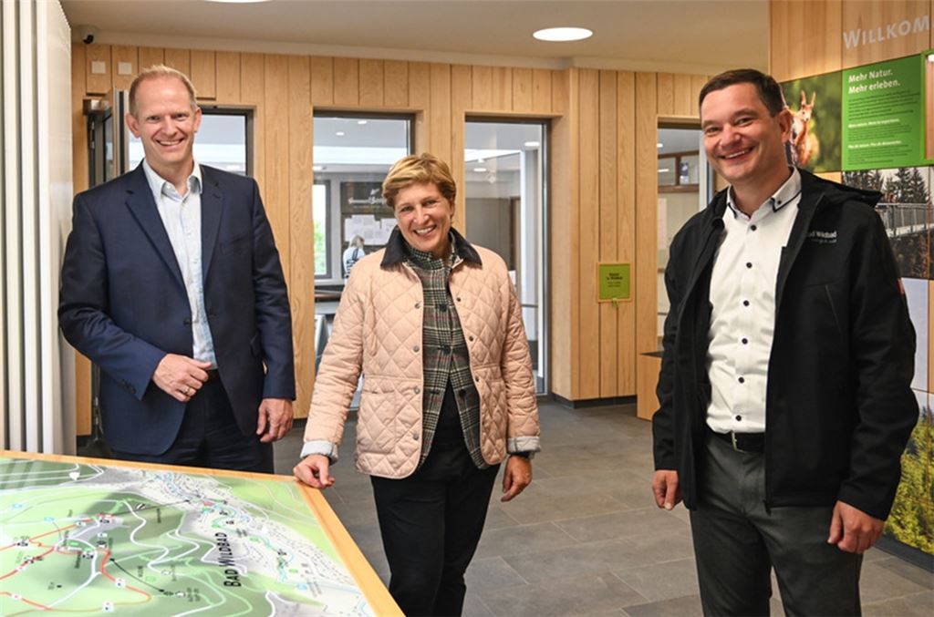 Verbandsdirektor Dr. Matthias Proske (li.) und Verbandsvorsitzender Klaus Mack mit Ministerin Nicole Razavi. Foto: privat