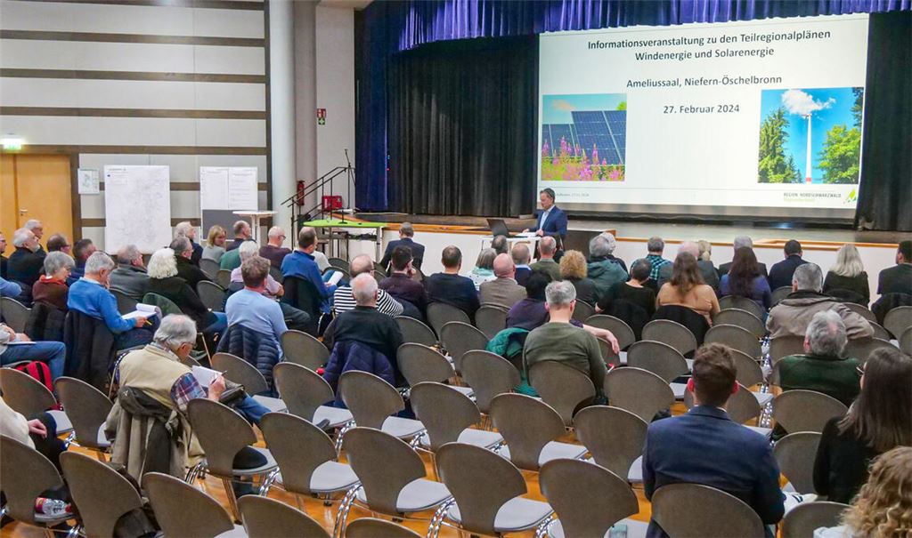 Verbandsdirektor Sascha Klein informiert interessierte Bürgerinnen und Bürger über den bisherigen Planungsprozess in Sachen Teilregionalplan Wind- und Solarenergie. Fotos: Friedrich